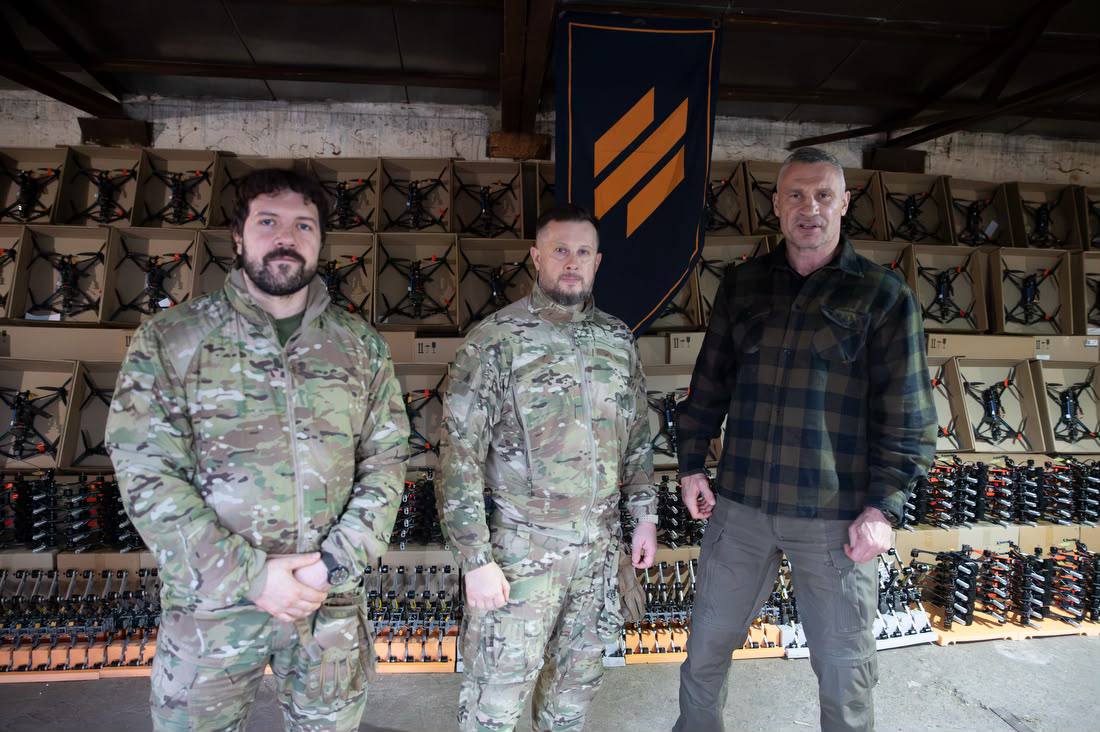 Кличко привіз 5800 дронів бійцям Третього корпусу на Харківський напрямок (відео)